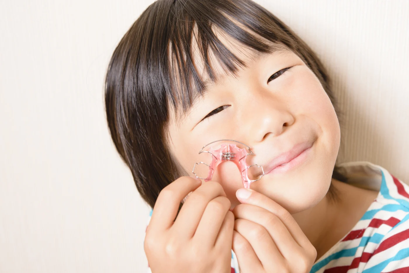 子供の受け口は矯正で治る？適切な時期と治療法を解説します【日本歯科札幌院長が解説！】の参考画像