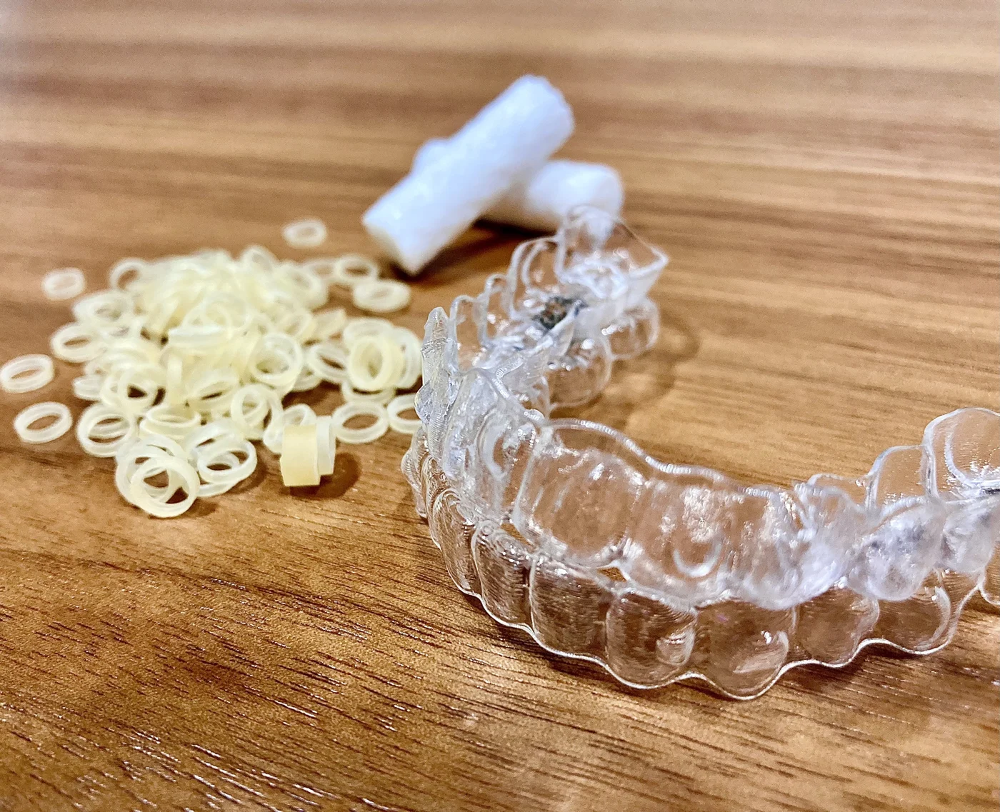 マウスピース矯正でのゴムかけとは？目的や効果、正しい付け方を紹介【日本歯科札幌院長が解説！】の参考画像